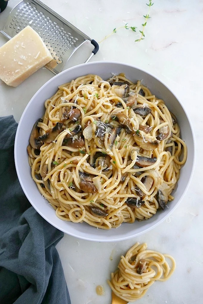 spaghetti in bowl with mushrooms